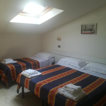 Hotel Derna Viareggio Exteriör bild