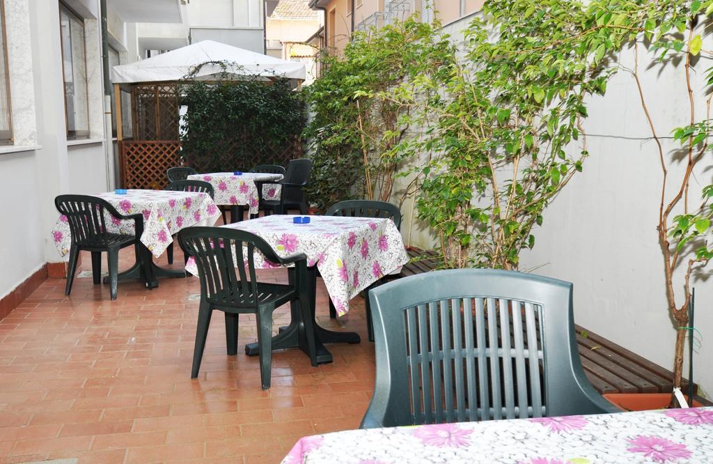 Hotel Derna Viareggio Exteriör bild