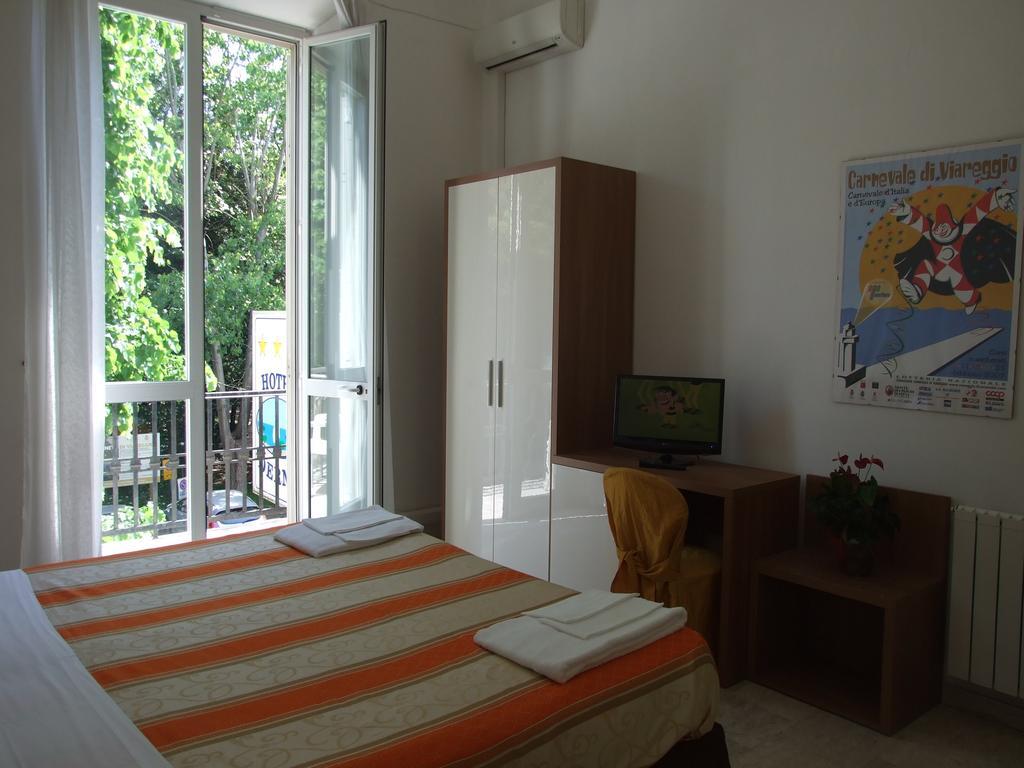 Hotel Derna Viareggio Rum bild