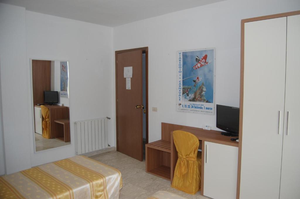 Hotel Derna Viareggio Exteriör bild
