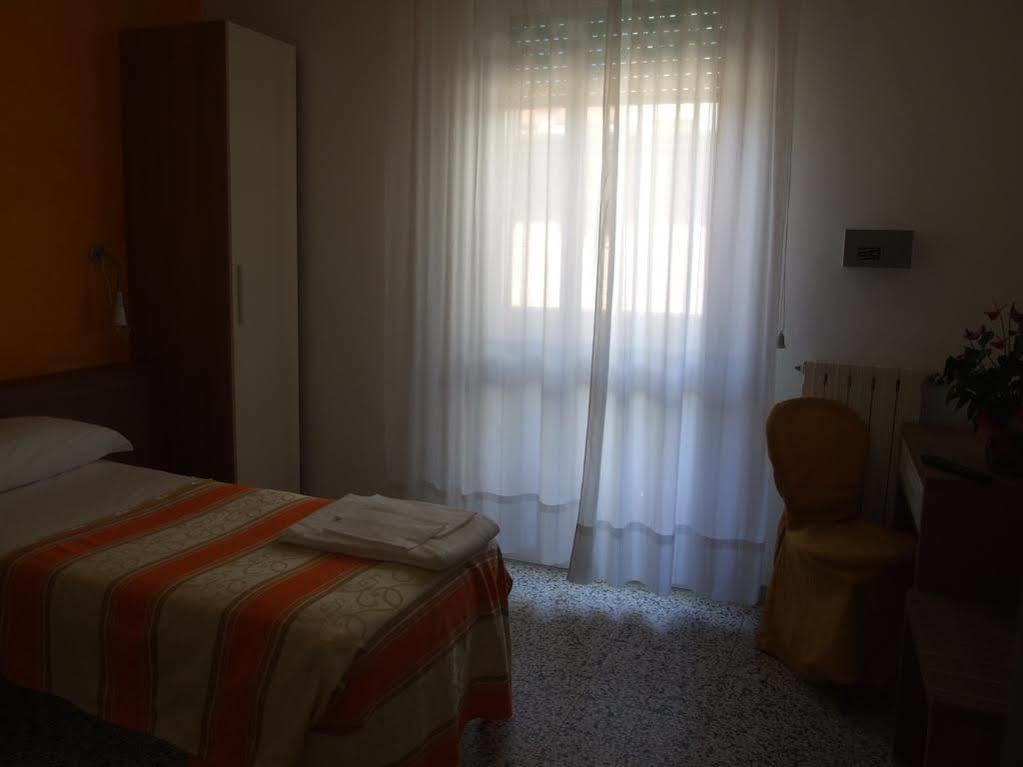 Hotel Derna Viareggio Exteriör bild
