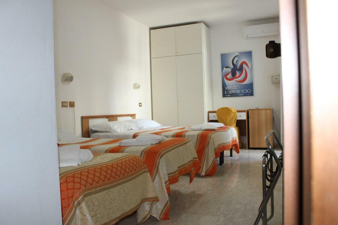 Hotel Derna Viareggio Exteriör bild