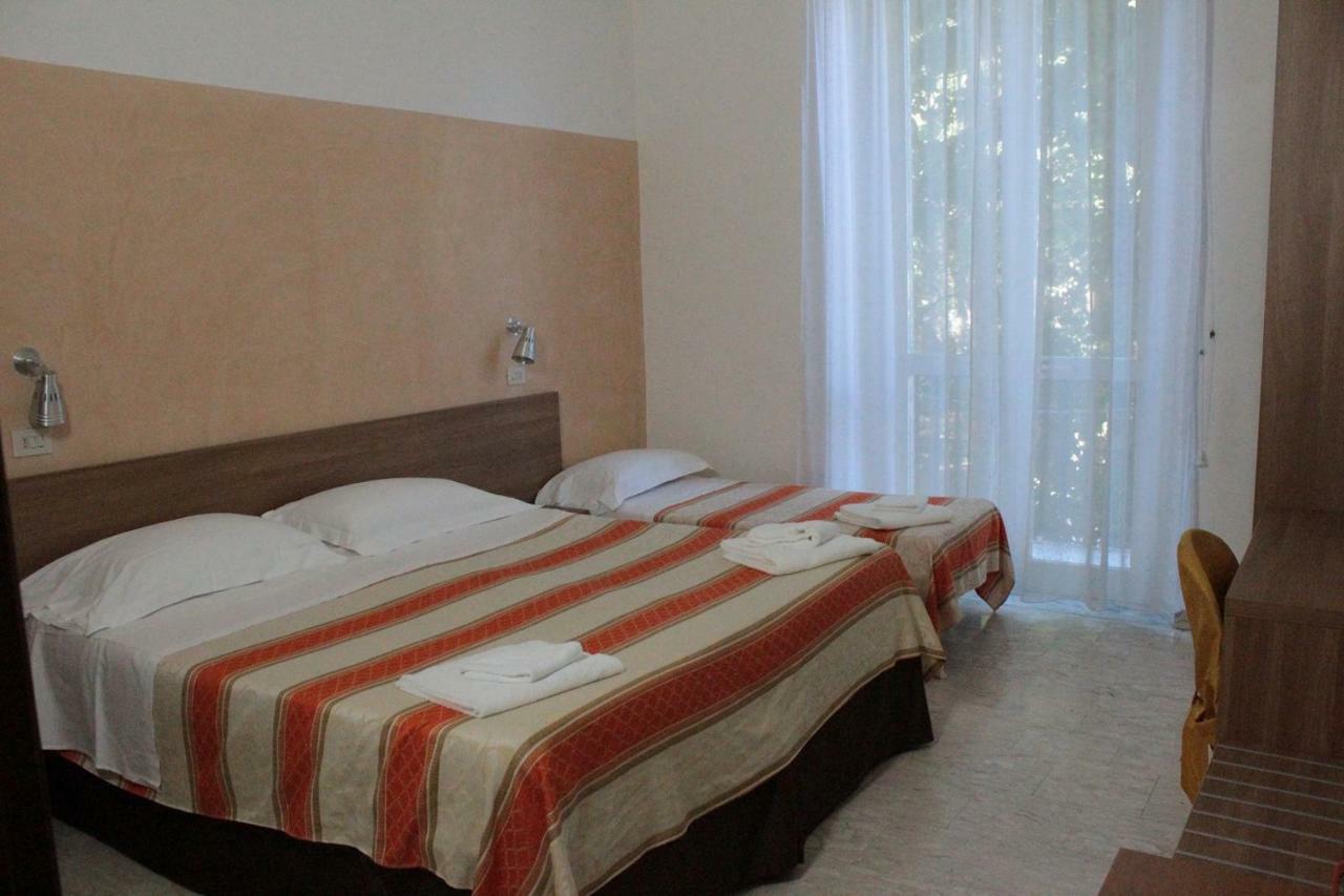 Hotel Derna Viareggio Exteriör bild