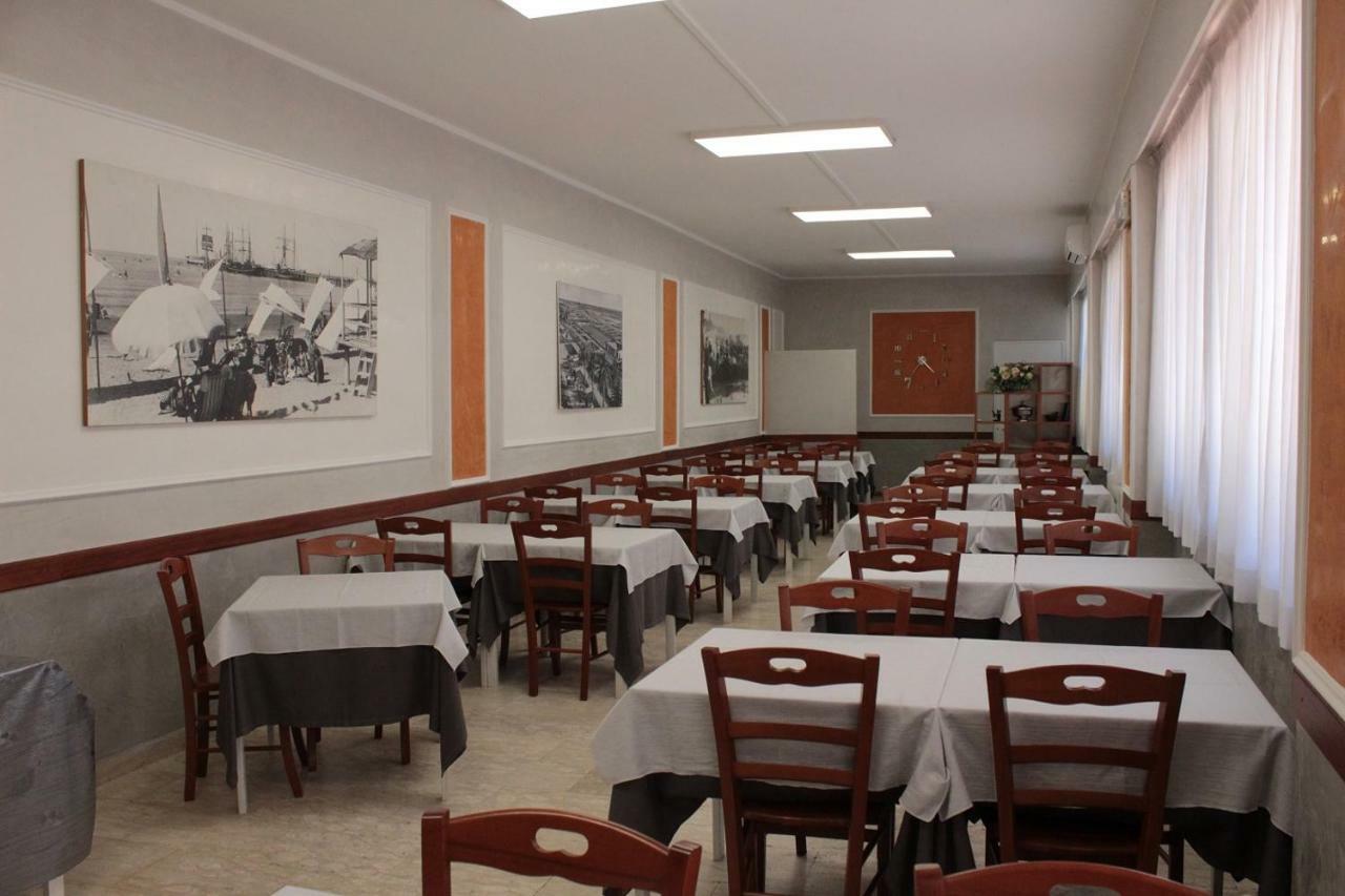 Hotel Derna Viareggio Exteriör bild
