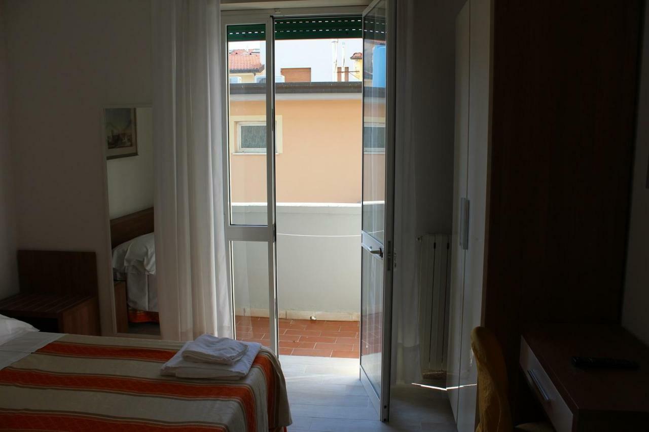 Hotel Derna Viareggio Exteriör bild
