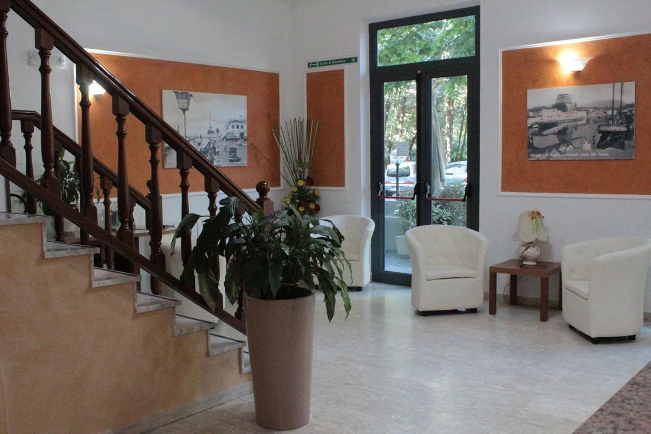 Hotel Derna Viareggio Exteriör bild