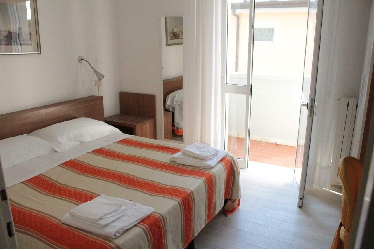 Hotel Derna Viareggio Exteriör bild