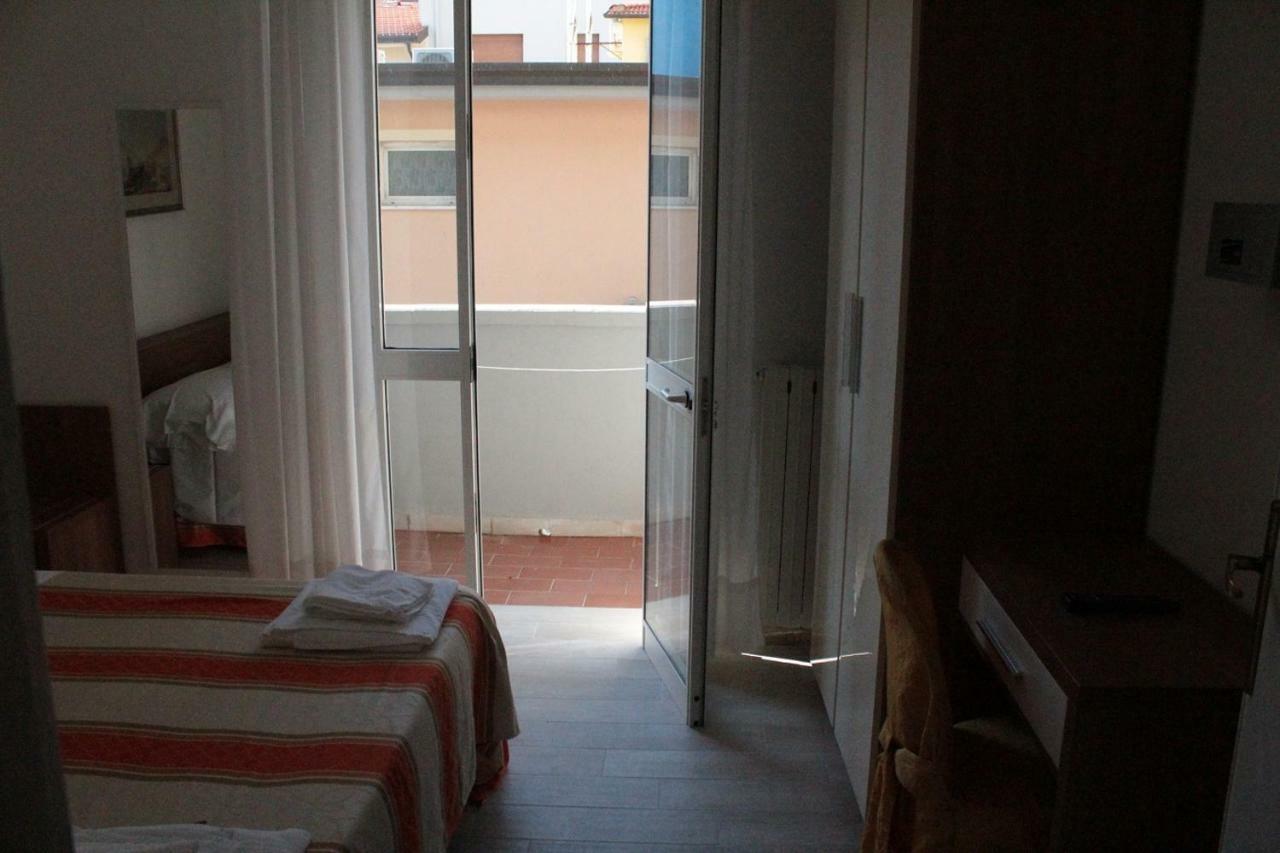 Hotel Derna Viareggio Exteriör bild