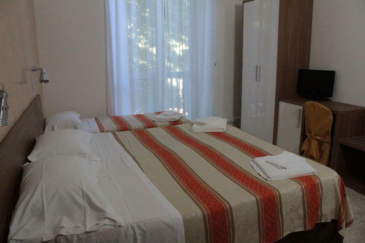 Hotel Derna Viareggio Exteriör bild